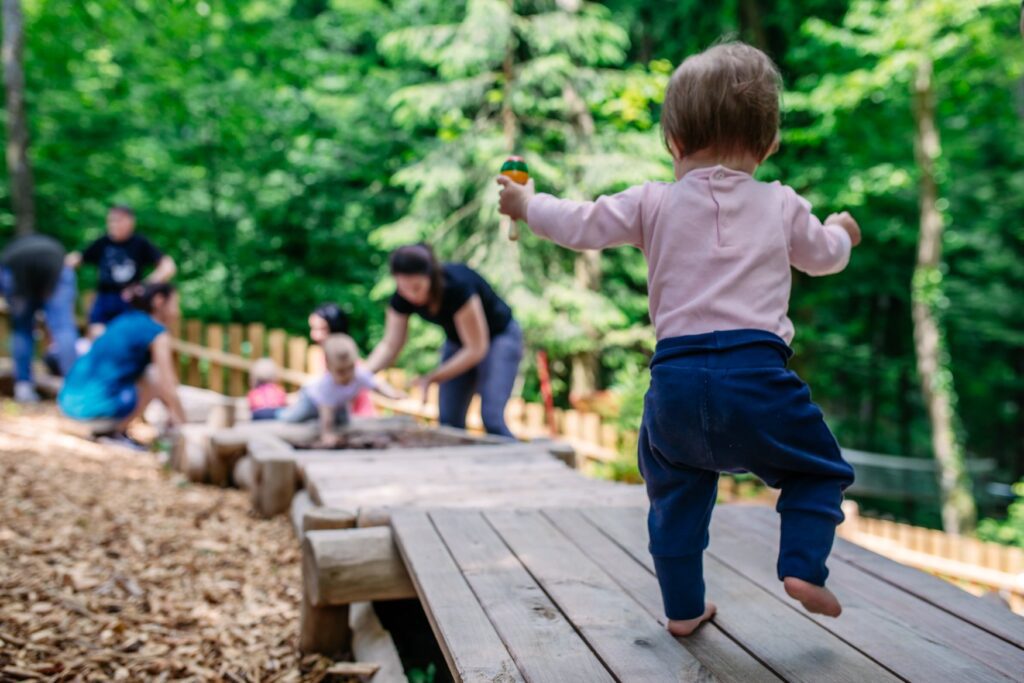 Gozdna gibalnica za otroke in prostor za druženje 