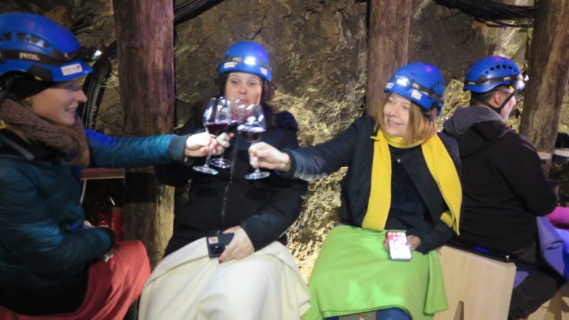 Tri ženske nazdravljajo v rudniku Sitarjevec
