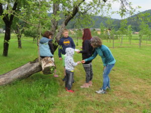 Lov na zaklad so pripravili v Gozdnih čarovnijah. Otroci so iskali odgovore na različna okoljska vprašanja.