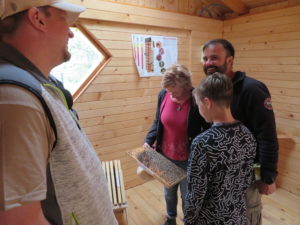 Čebelarsko društvo Dolsko, ki skrbi za Levčev čebelnjak na domačiji, je obiskovalcem predstavljal svet čebel.