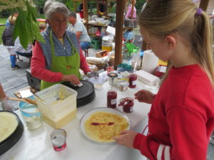 Plamenke, članice Turističnega društva Dolsko, so za otroke pripravile kulinarično delavnico peke palačink.