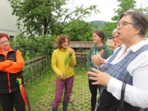 Jožica Bajc Pivec z Domačije Pivec je pripravila za obiskovalce sprehod do travnika, ob poti pa so spoznavali številna zelišča.