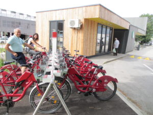 E-kolesa pred Centrom mobilnosti vabijo h kolesarjenju po Postojni