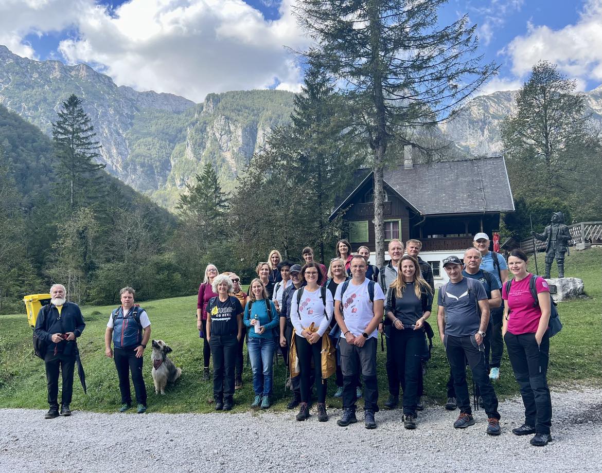 Del udeležencev in pogled na Kamniško-Savinjske Alpe