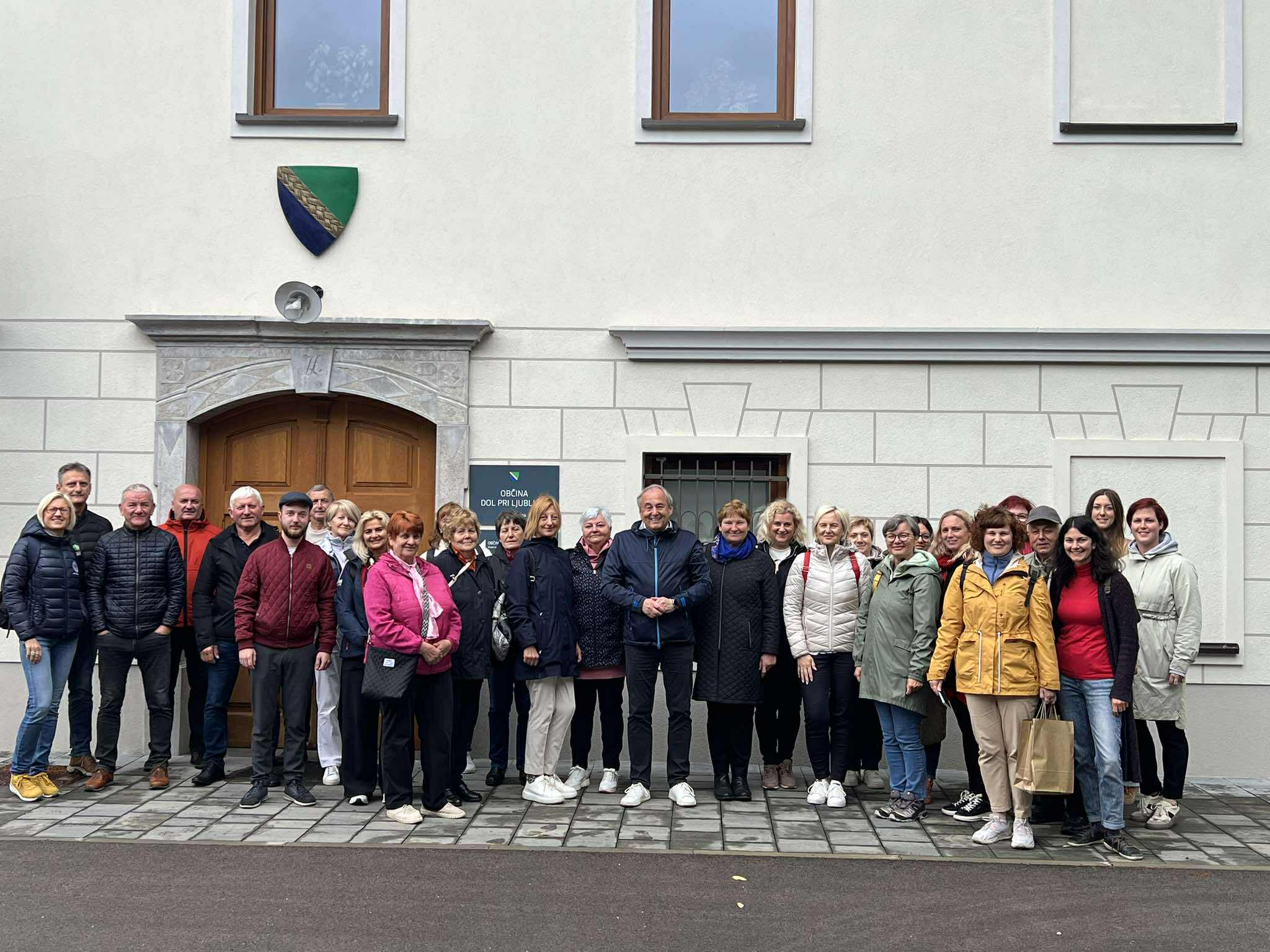 Skupinska slika z gostiteljema - Željkom Savičem in Tino Vatovec iz LAS Srce Slovenije
