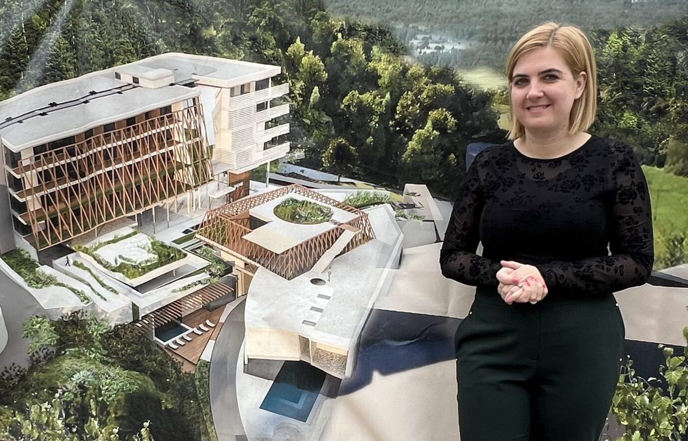 Katarina pred arhitekturno vizualizacijo novega hotela NaturHotel Snovik 4* Superior.