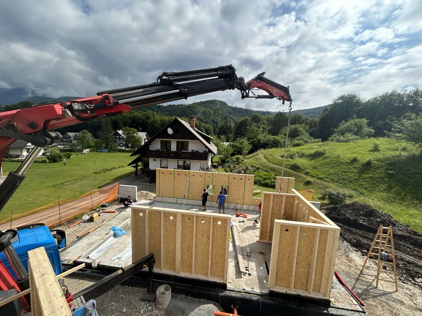 Ekipa podjetja Exokonstrukcije sodeluje z večjimi slovenskimi akterji lesene montažne gradnje.