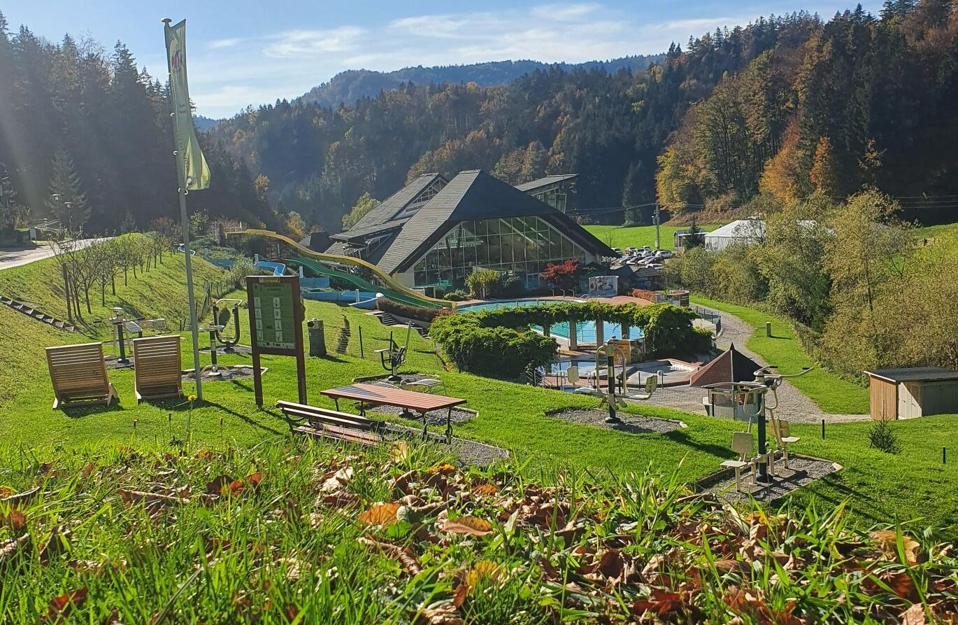 Terme Snovik se nahajajo v zeleni naravi Tuhinjske doline, obkrožene z gozdovi. Podobo po kmalu dopolnil še nov hotel. 