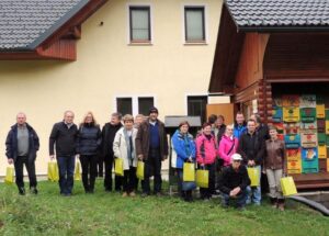 Udeleženci strokovne ekskurzije pred Čebelarskim domom Škofja Loka v Brodah