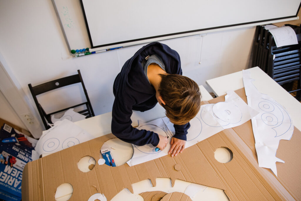 Razvijanje kreativnosti in tehnike pri mladih.