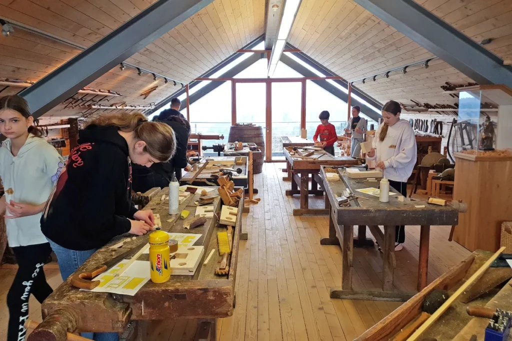 Mladi pri ustvarjanju z lesom v muzeju LESARIUS. 