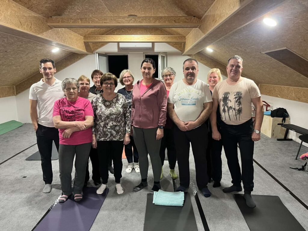 Projekt Theramotus je v podeželsko okolje Štrangarskih Poljan prinesel priložnost za redno vadbo in druženje lokalnih prebivalcev.