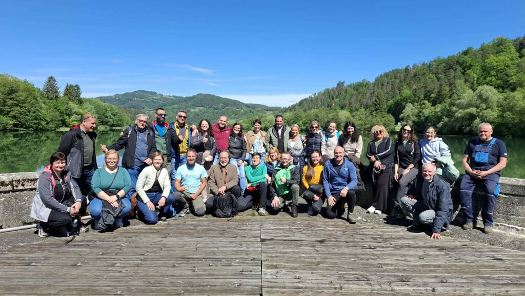 Skupna fotografija - v ozadju Drava