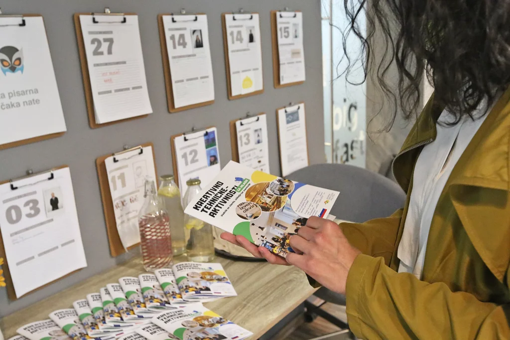 Brošura Kreativa in tehnika za mlade, praktičen vodnik inženirskih izzivov za pedagoško in družinsko rabo.