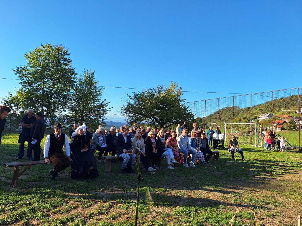 Zbrani vaščani in drugi vabljeni na dogodku ob odprtju igrišča.